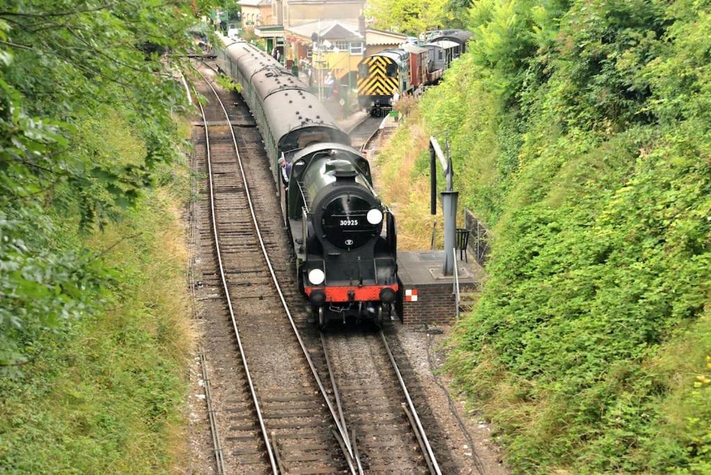 Cosy House, A Train Spotter'S Delight! Villa New Alresford Exterior foto